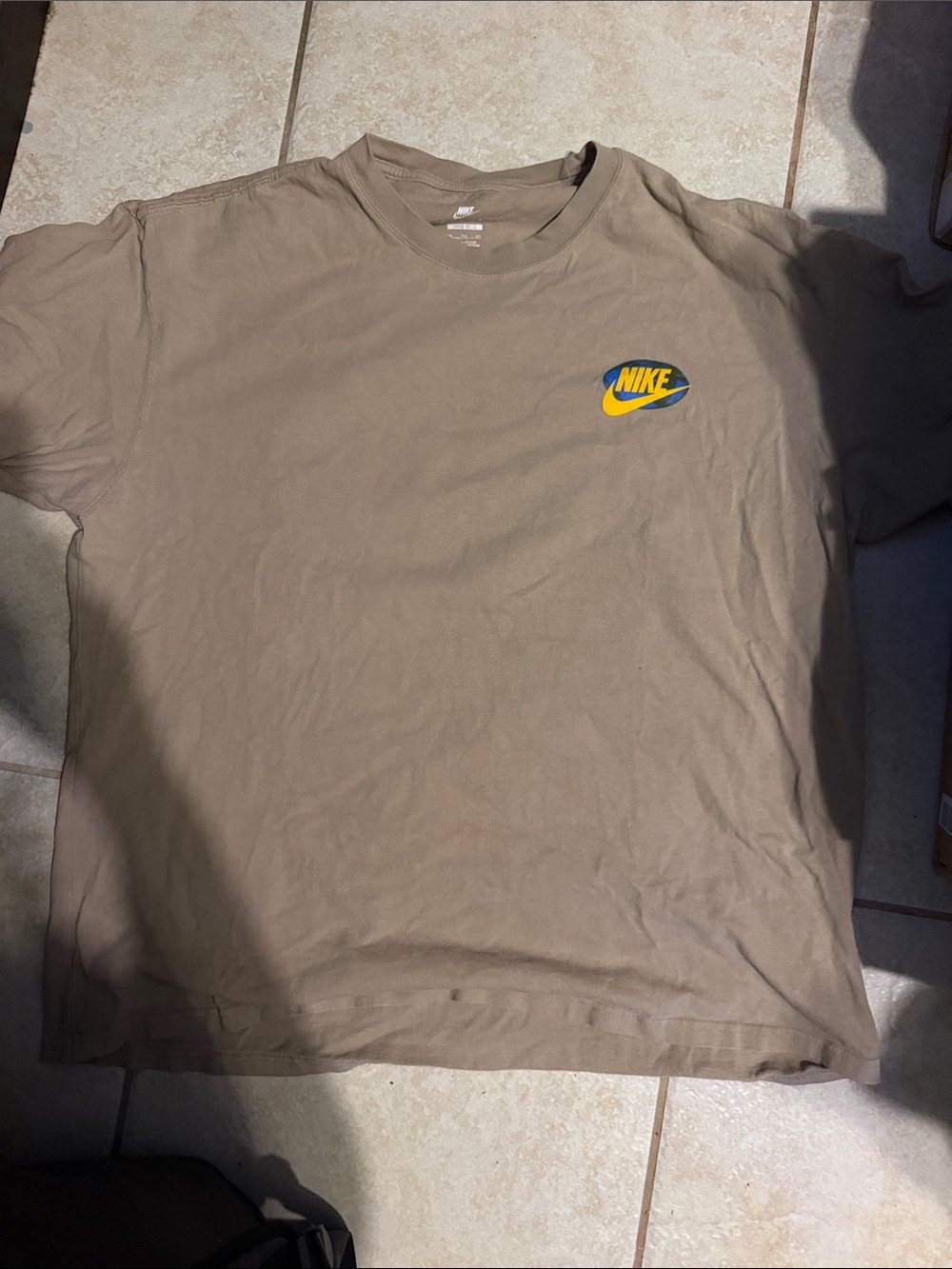 Nike Men's Short-Sleeve Tee with Yellow & Blue Logo - Taupe